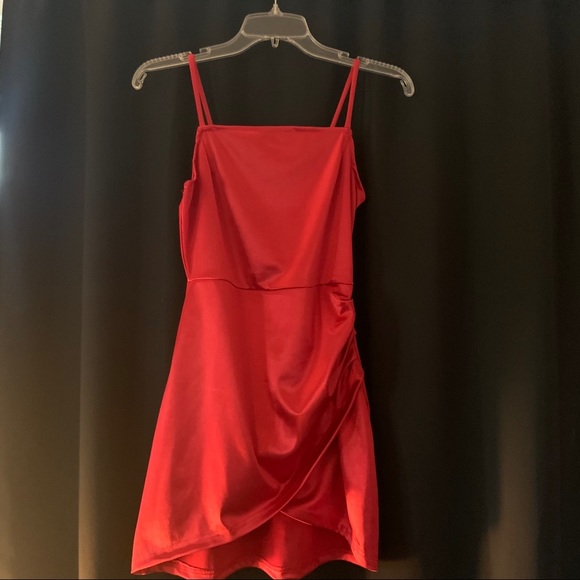 Dresses & Skirts - Silky red cocktail dress